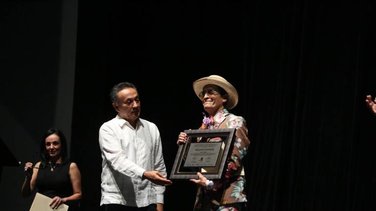 Ruby Gámez recibe el Premio Nacional de Danza José Limón 2020, que no se había entregado de manera presencial por la pandemia.