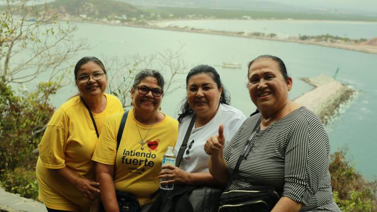 Damas de Anspac Mazatlán se ejercitan al subir al Faro