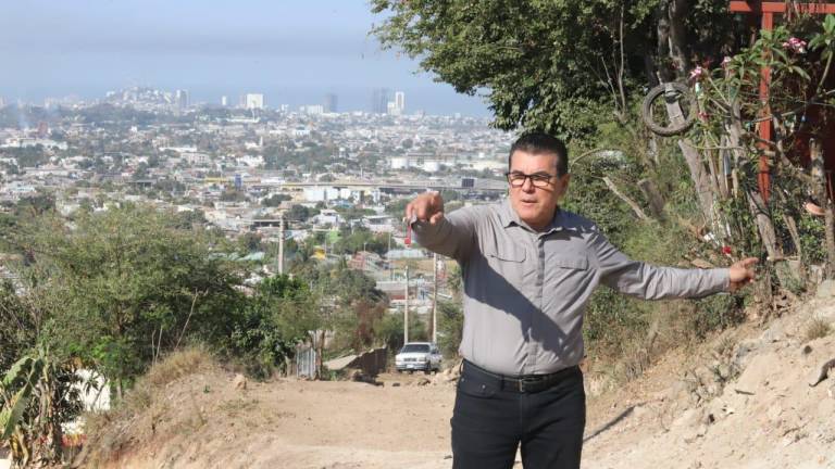 El Alcalde de Mazatlán supervisa los avances de obras en Lomas del Ébano.