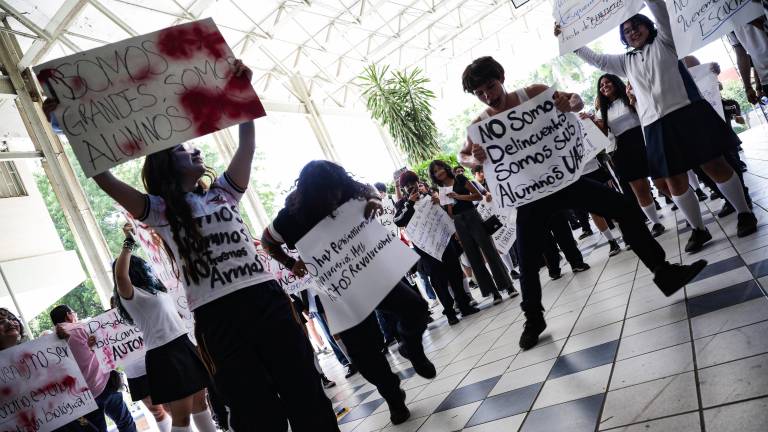 Estudiantes de la UAS se manifestaron contra las autoridades por impedirles participar en los procesos de elección de consejeros. Estudiantes de la UAS se manifestaron contra las autoridades por impedirles participar en los procesos de elección de consejeros.