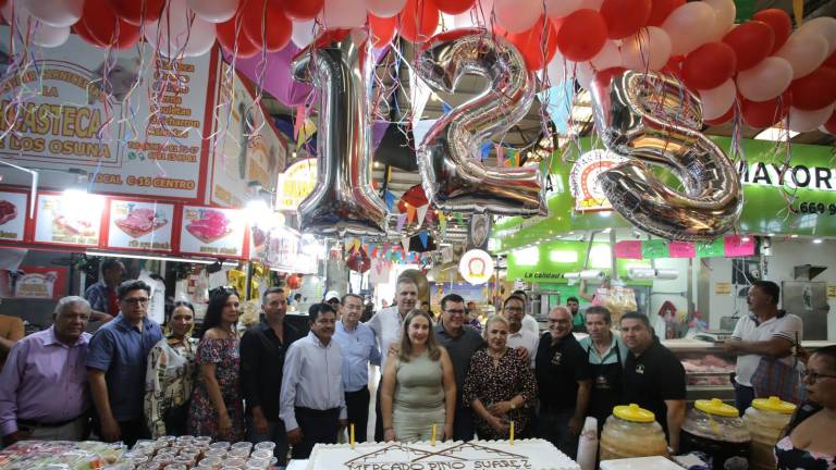 Cantan Mañanitas al Mercado Pino Suárez de Mazatlán por su 125 aniversario