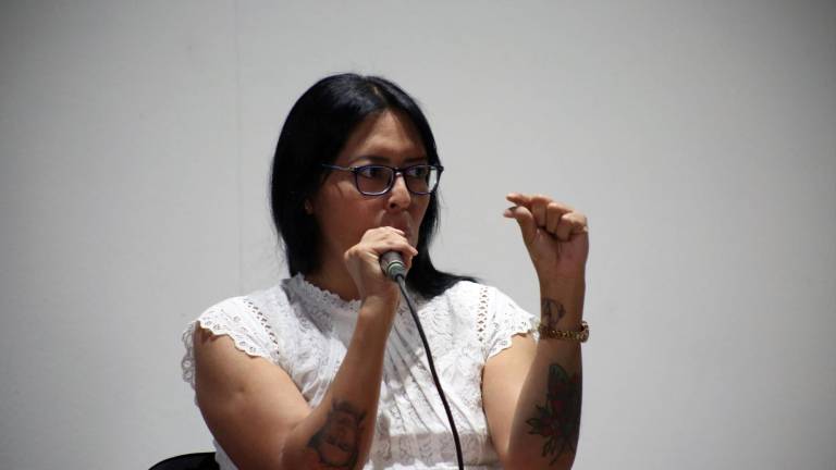 La escritora Frida Cartas durante la charla.