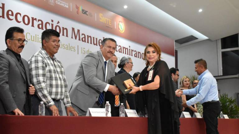 La entrega de las medallas se realizó en el Salón FigloSNTE, en Culiacán.