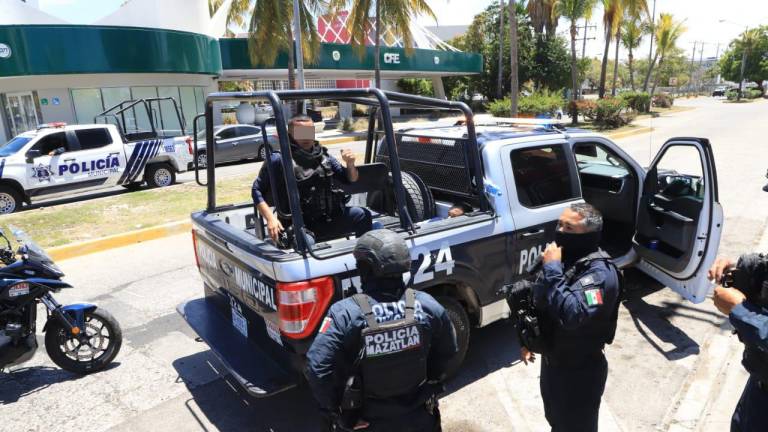 Agentes de la Policía Municipal de Mazatlán durante la detención de una célula de “clonatarjetas”.