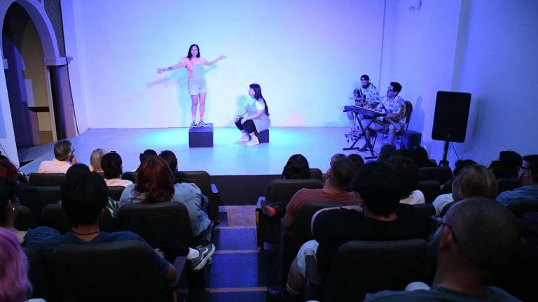 Dulce Guzmán, Michelle Moreno, Abraham Medina y Lobito Arias integrantes de la Compañía Río A Trote se presentaron en Casa Haas.