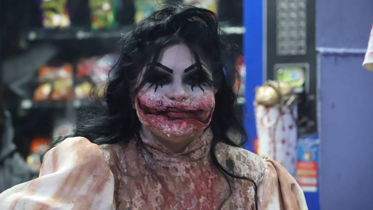 Araceli Solano obtuvo el primer lugar en la categorías femenil de Disfraces. Araceli Solano obtuvo el primer lugar en la categorías femenil de Disfraces.