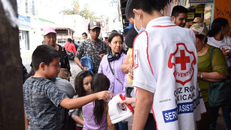 Voluntarios de Cruz Roja en Mazatlán salen a las calles a solicitar el apoyo de la ciudadanía con sus donativos.