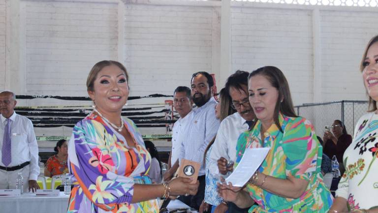 Rinden homenaje a la experiencia de 13 maestros de Escuinapa