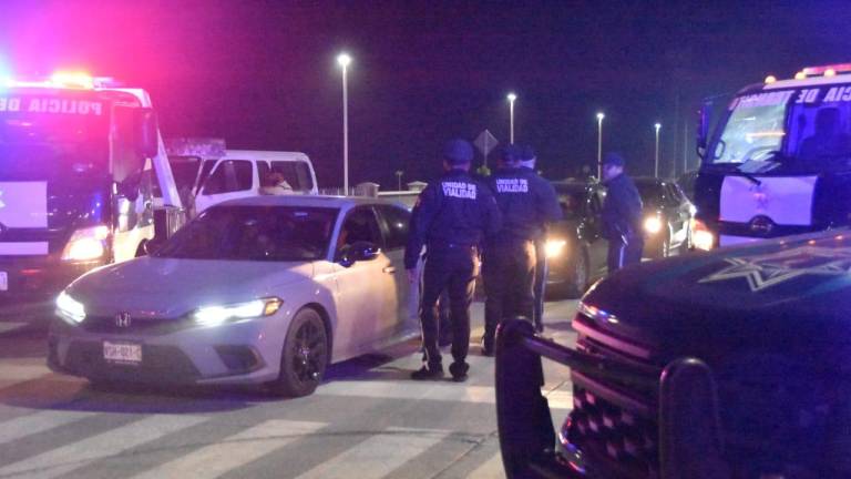 Van 31 vehículos asegurados y un detenido por arrancones en Nuevo Malecón, en Culiacán