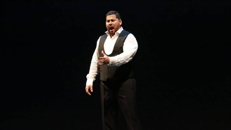 El tenor mazatleco, Carlos Osuna encarnó a ‘Alfredo Germont’ en la ópera ‘La Traviata’.