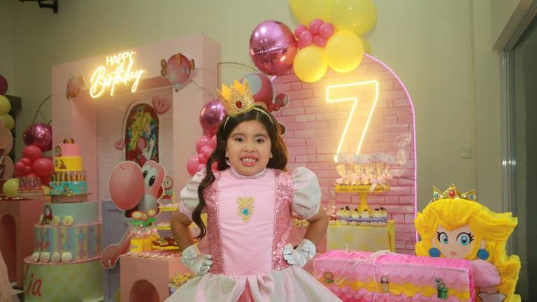 Lía Michelle Gómez celebra su cumpleaños número 7 como la “Princesa Peach”, de Mario Bross.