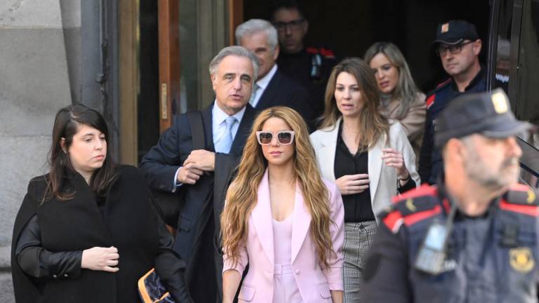 Shakira arribó a la audiencia acompañada de sus abogados.