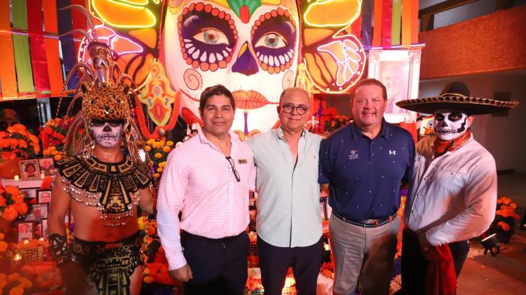 Pedro Briseño, Nicolás Santa Cruz y José Velasco, directivos del Grupo El Cid, entre dos personajes de ultratumba. Pedro Briseño, Nicolás Santa Cruz y José Velasco, directivos del Grupo El Cid, entre dos personajes de ultratumba.