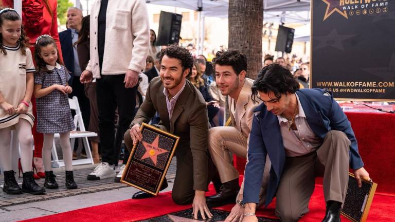En el paseo de la fama reciben su estrella de Hollywood, los Jonas Brothers.