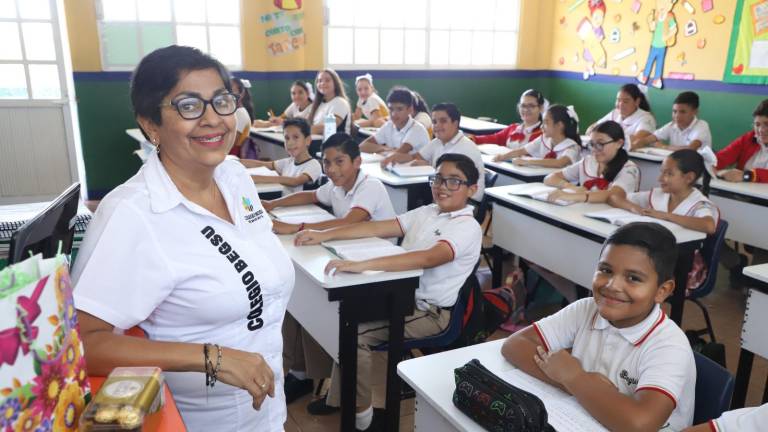 La profesora Leticia Astorga Barraza da clases a estudiantes de sexto grado en el Colegio Begsu, con quienes convive cada día.