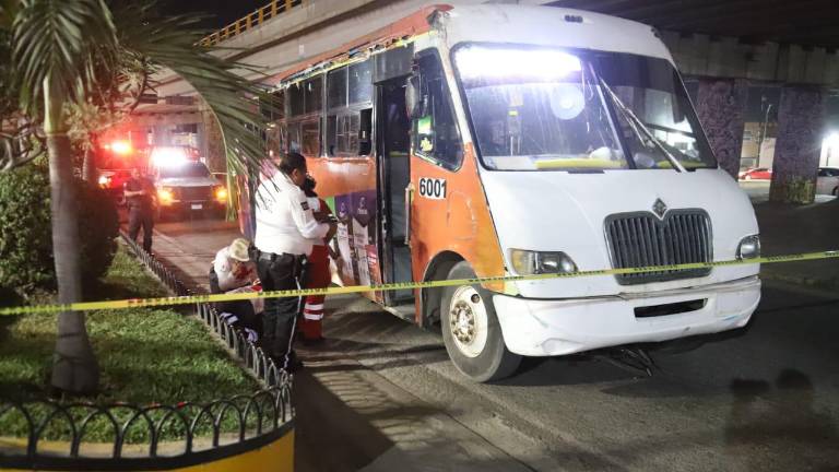 Autoridades acudieron este sábado a la zona donde un ciclista perdió la vida tras ser arrollado por un camión urbano en el Libramiento Colosio. Autoridades acudieron este sábado a la zona donde un ciclista perdió la vida tras ser arrollado por un camión urbano en el Libramiento Colosio.