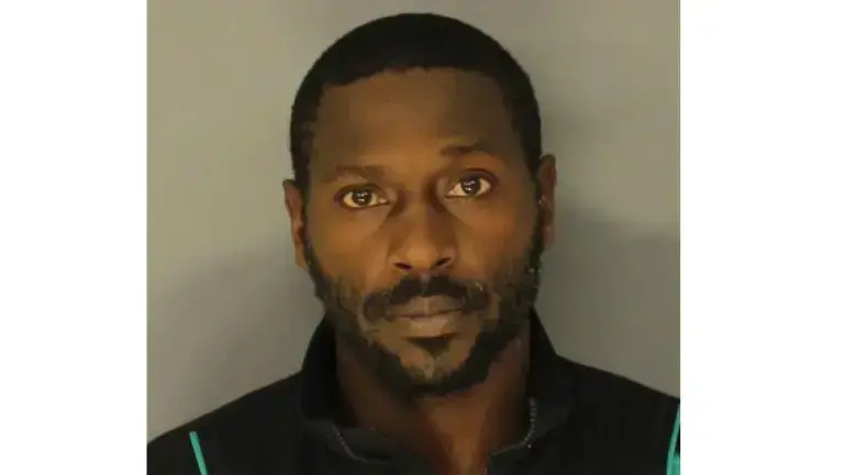 Antonio Brown podría recibir hasta 15 años de prisión si es declarado culpable. Antonio Brown podría recibir hasta 15 años de prisión si es declarado culpable.