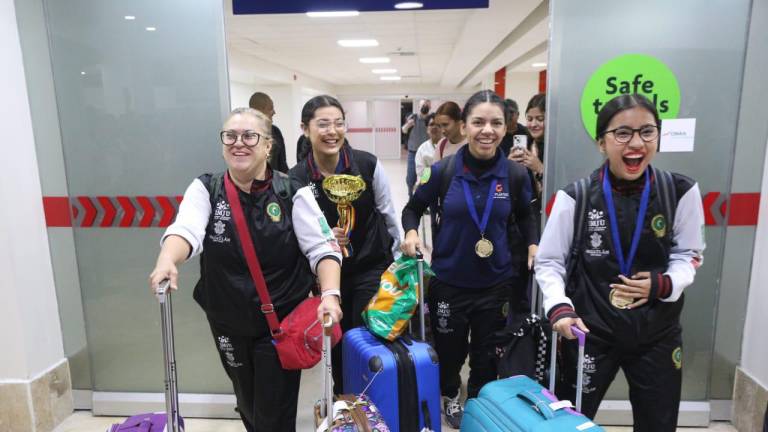 Momento en que las estudiantes Nathalia, Samantha, Génesis y su mentora Judith Rebeca, vieron a sus familiares en el Aeropuerto de Mazatlán.