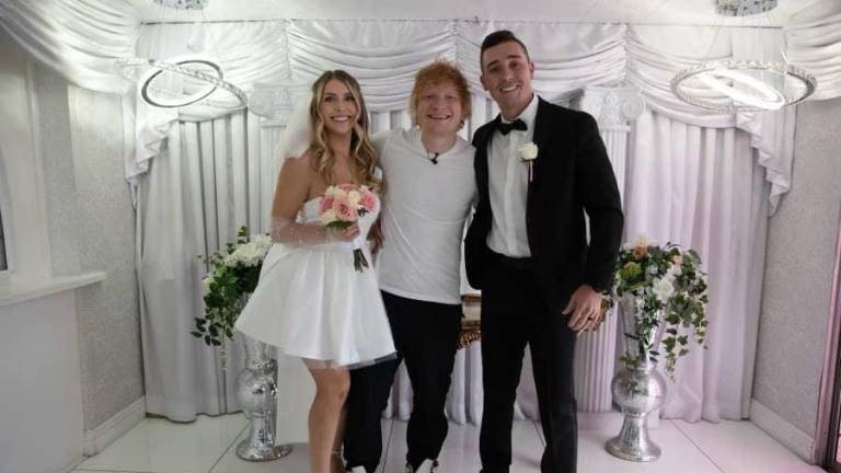 Sorprende Ed Sheeran a pareja de novios el día de su boda