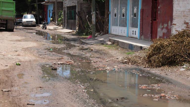 Rebosan aguas negras hasta en los patios de las casas de Escuinapa