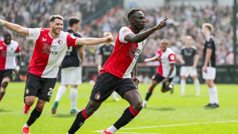 Feyenoord humilla al Ajax, pero Santiago Giménez no anota
