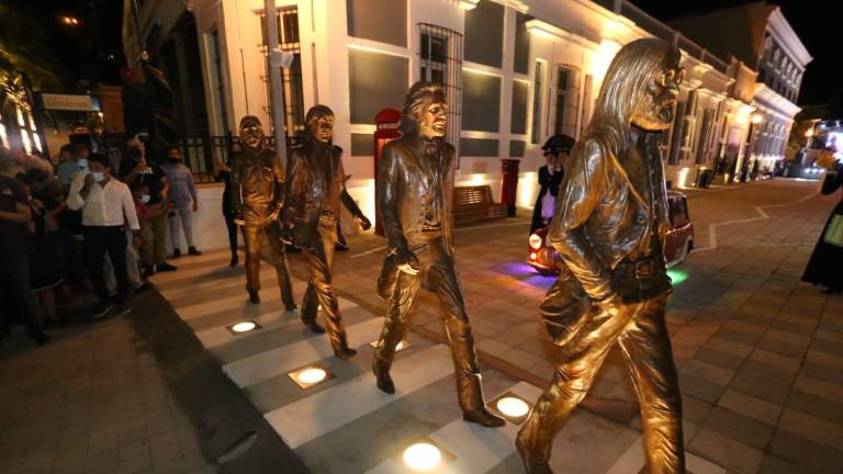 Mazatlán rinde homenaje a The Beatles con estatuas del cuarteto y el callejón Liverpool