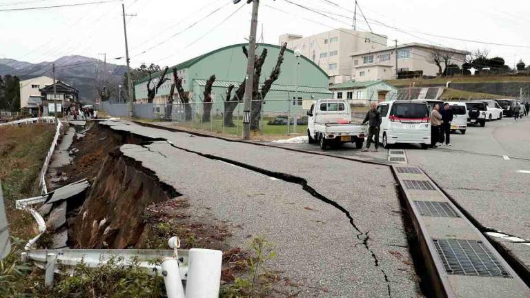 La fuerza del terremoto registrado este lunes en Japón levantó el pavimento en algunas zonas afectadas.