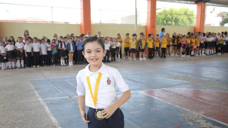 Matías Javier Tirado Contreras muestra orgulloso su medalla del primer lugar en la Olimpiada de Matemática de escuelas primarias a nivel local y a nivel Sinaloa.