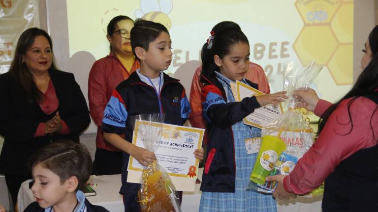 Participan en el concurso de ‘Spelling Bee’, en Cadi Las Américas
