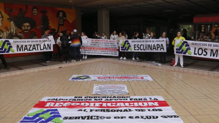 Personal de salud de Sinaloa se manifiesta en Palacio de Gobierno reclamando recodificación.