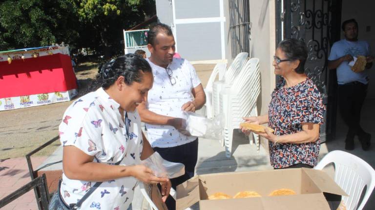 Los esposos prepararon 100 buñuelos para regalaros antes de la misa. Los esposos prepararon 100 buñuelos para regalaros antes de la misa.