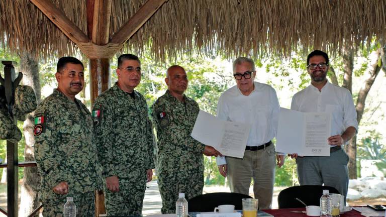 El Gobernador de Sinaloa Rubén Rocha Moya entregó un título de propiedad del cuartel militar en Badiraguato. El Gobernador de Sinaloa Rubén Rocha Moya entregó un título de propiedad del cuartel militar en Badiraguato.