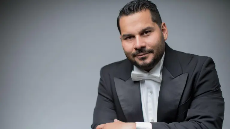 El tenor Carlos Osuna presentará un programa integrado por 11 temas del álbum y otros que completan un viaje musical que recorre Italia desde Nápoles hasta el cine. El tenor Carlos Osuna presentará un programa integrado por 11 temas del álbum y otros que completan un viaje musical que recorre Italia desde Nápoles hasta el cine.