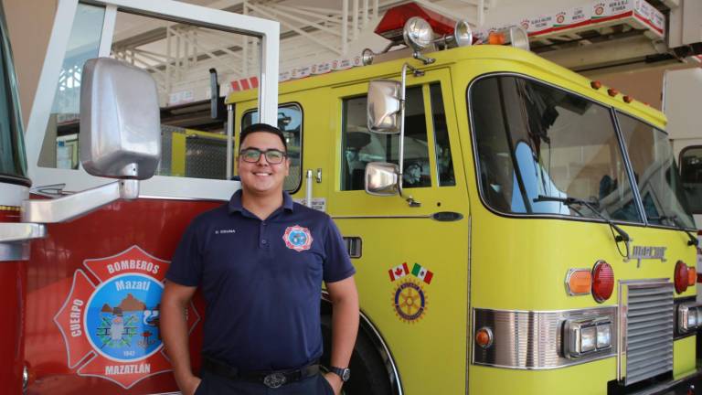 Giovani Osuna es un joven de 24 años, Técnico en Urgencias Médicas, que es parte del Cuerpo Voluntario de Bomberos Mazatlán.