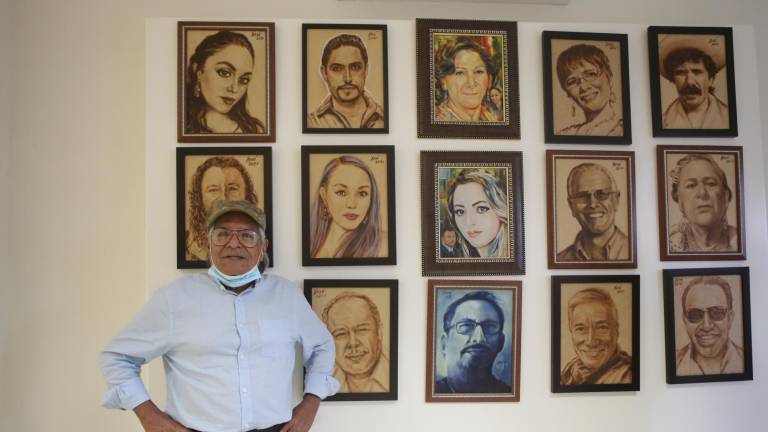 El artista plástico Xosé Lamas en la inauguración de su exposición ‘Bocetos de amigos mazatlecos’, en el Centro Cultural Multiversidad.