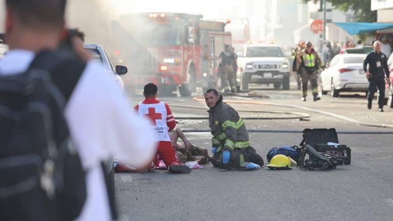 Bomberos y personal de emergencia controlaron el incendio en Waldo’s, mientras autoridades brindaron atención a los afectados. Bomberos y personal de emergencia controlaron el incendio en Waldo’s, mientras autoridades brindaron atención a los afectados.
