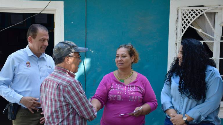 Entrega de apoyos a familias damnificadas en la sindicatura de Eldorado, en Culiacán.