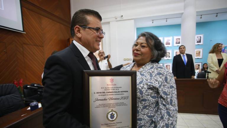El Ayuntamiento de Mazatlán entregó la tarde de este viernes la medalla Jornadas Heroicas 2023 a Deysi del Carmen Balán Herrera.