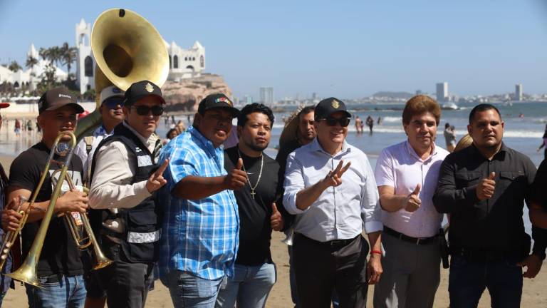 Después de las protestas y bloqueos, Alcalde y músicos recorren de ‘la mano’ las playas de Mazatlán