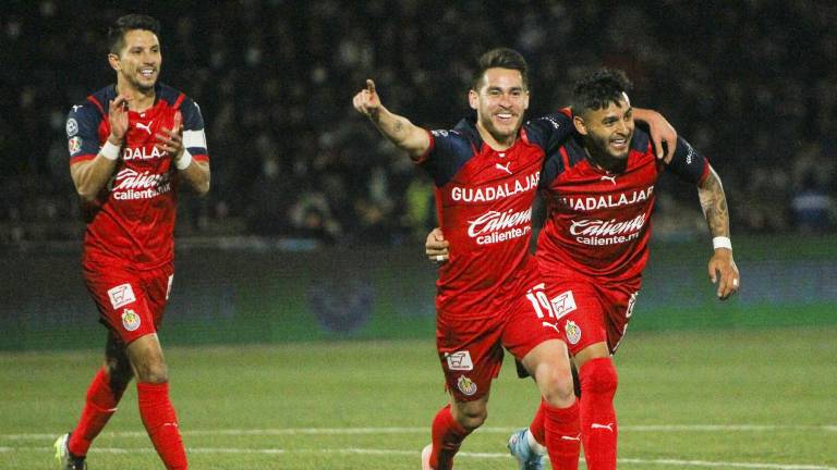 El sinaloense Jesús Angulo marca el tercer gol del Rebaño.