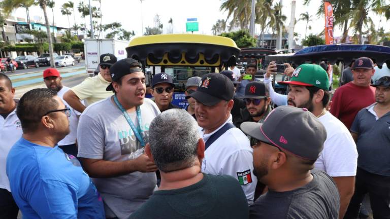 El viernes, choferes de aurigas y pulmonías se manifestaron en Mazatlán para exigir que se les permita traer más bocinas y luces.