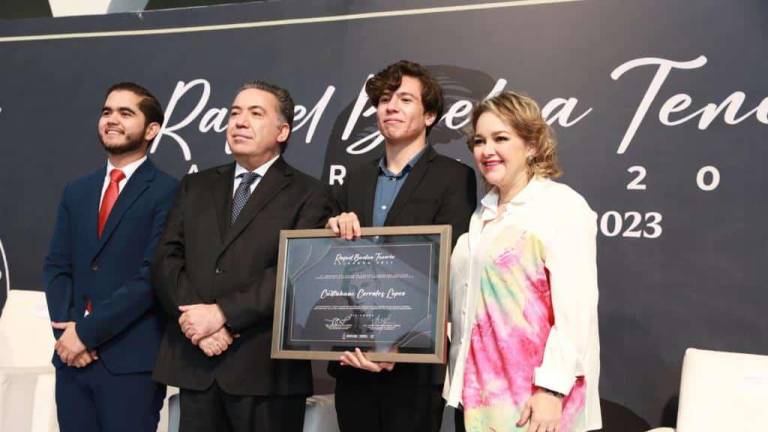 Cuitláhuac Corrales López ganador del tercer lugar del Premio Estatal de la Juventud 2023 “Galardón Rafael Buelna Tenorio”.