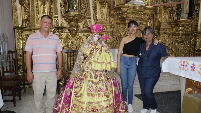 Familia de Sonora dona vestido a la Virgen del Rosario