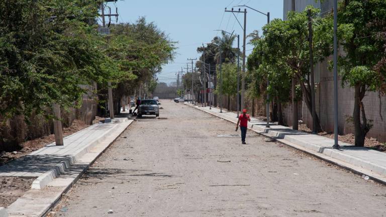 El Ayuntamiento de Culiacán continúa con labores de pavimentación en calles.