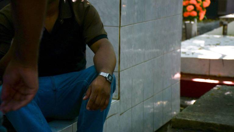 Antonio y su familia comparten el día en el panteón con sus seres queridos. Antonio y su familia comparten el día en el panteón con sus seres queridos.