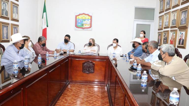 Ejidatarios se reunieron en Cabildo con la Presidenta Municipal y funcionarios municipales.