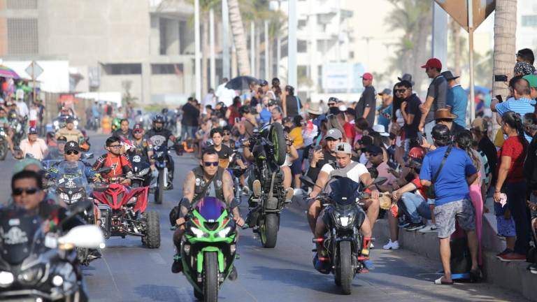 Cientos de motociclistas recorren el paseo costero de Mazatlán dentro de la Semana de la Moto