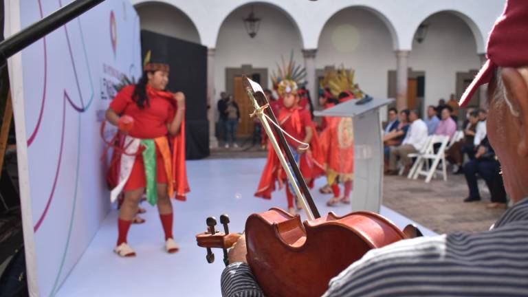 Representantes de comunidades indígenas de Sinaloa participan en la conmemoración del Día Internacional de la Lengua Materna.