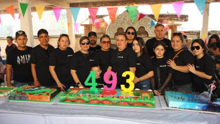Comparten pastel y piñata monumental por el 493 aniversario del Mestizaje en Chametla