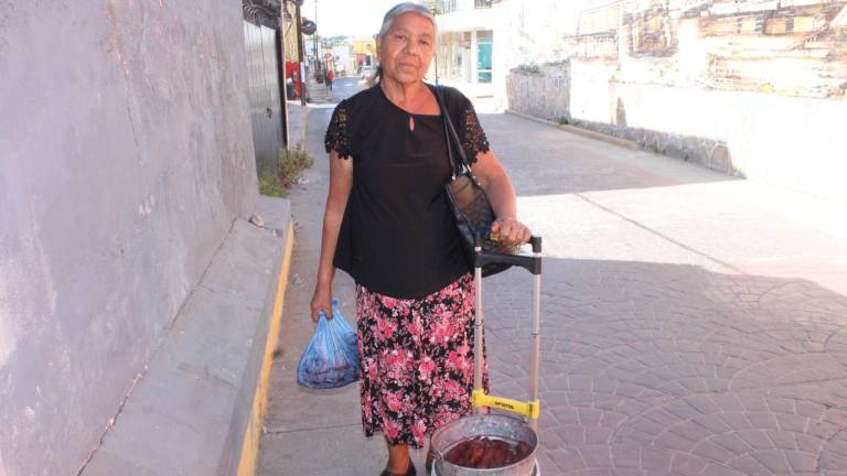 La señora Francisca Vargas Pérez se traslada desde la comunidad de La Cruz Pedregosa a la cabecera para vender sus tamales.